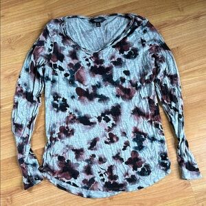 Women's Gray and Black Floral Top